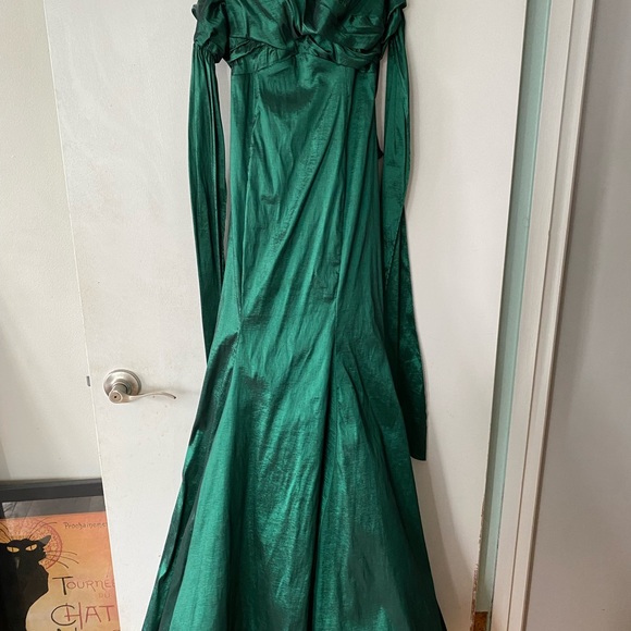 Beautiful emerald green prom dress worn only once in perfect condition. - Picture 2 of 5